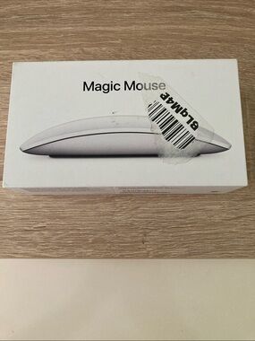 Apple Magic Mouse in White and Silver